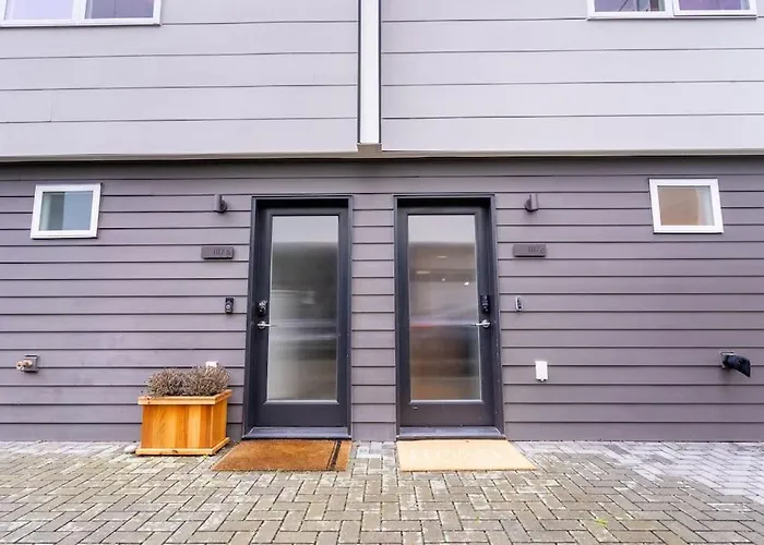 Ballard\'S Pet-Friendly Mid Century Home + Rooftop Deck